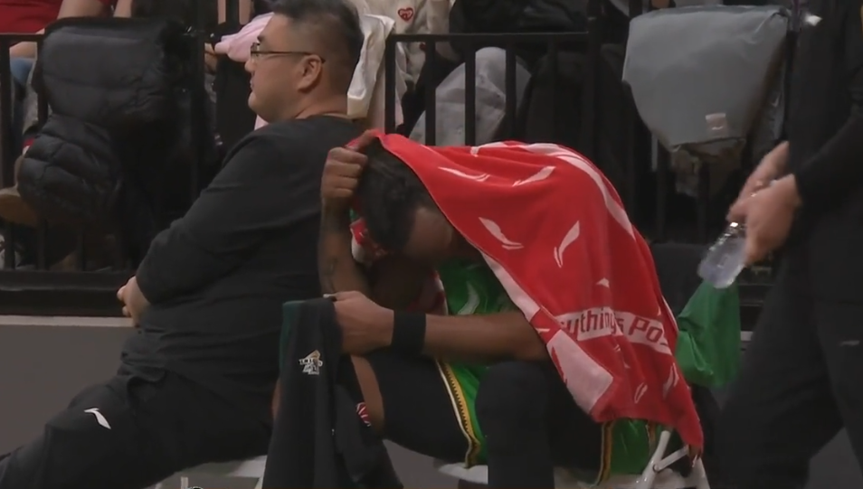 开云体育-轰33分还是惨败！硬汉也止不住落泪，粤迷评论区落井下石，太讽刺