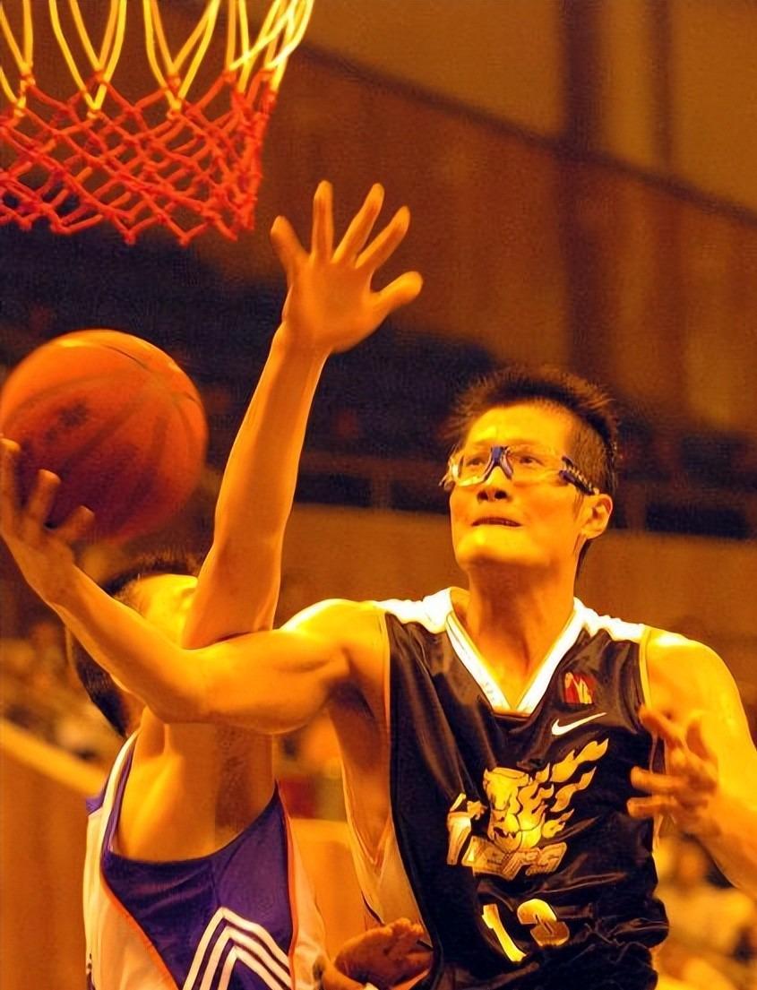 开云体育-季乐:退役后竟然当交警,曾拿3次CBA总冠军,妻子是宏远啦啦队长