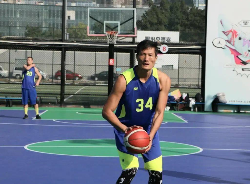 开云体育-季乐:退役后竟然当交警,曾拿3次CBA总冠军,妻子是宏远啦啦队长