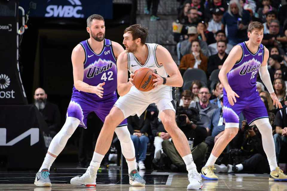 开云官网-文班33+10+7三分赛季新高 马刺轻取爵士达成30胜西部第二