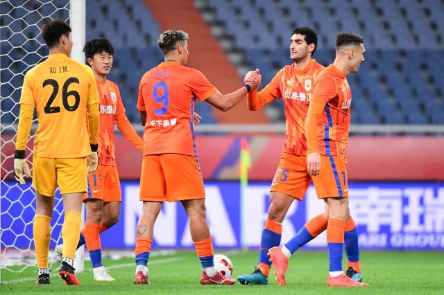 开云平台-陈蒲闪击克雷桑造俩乌龙 泰山暂登顶争冠已白热化