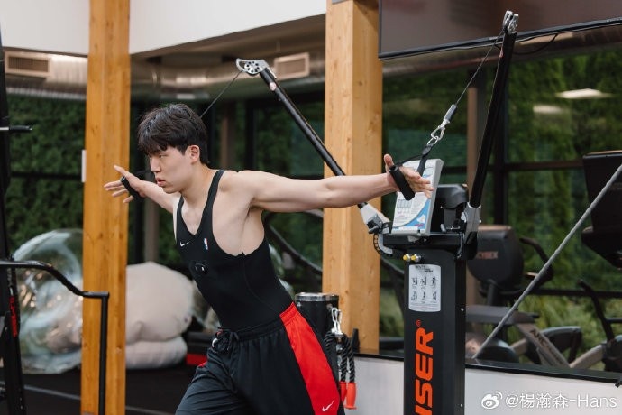 杨瀚森社媒更新休赛期训练动态：健身房苦练进行中🏋🏻