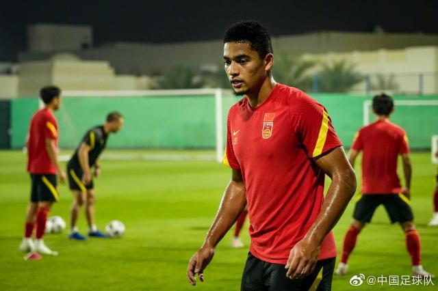 1622858472795056398.jpg 开云平台-国足沙迦一天两练 首堂场地训练课王大雷缺席