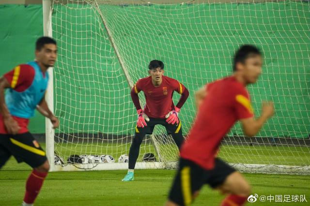 1622858473006060354.jpg 开云平台-国足沙迦一天两练 首堂场地训练课王大雷缺席