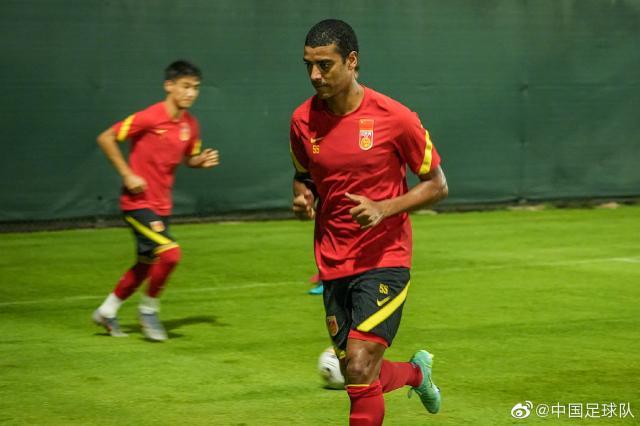 1622858473209078940.jpg 开云平台-国足沙迦一天两练 首堂场地训练课王大雷缺席